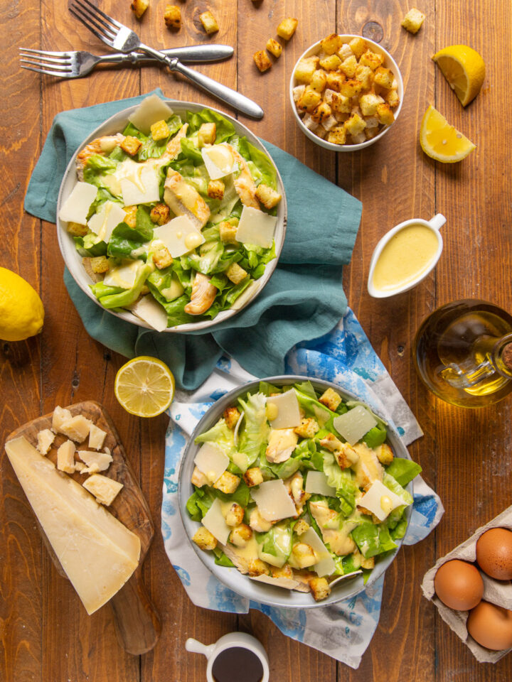 Un'insalata divenuta celebre in tutto il mondo, a base di lattuga arricchita con petto di pollo, Parmigiano a scaglie e crostini di pane, con un condimento vellutato a base di uova e dal gusto acidulo e leggermente piccante.