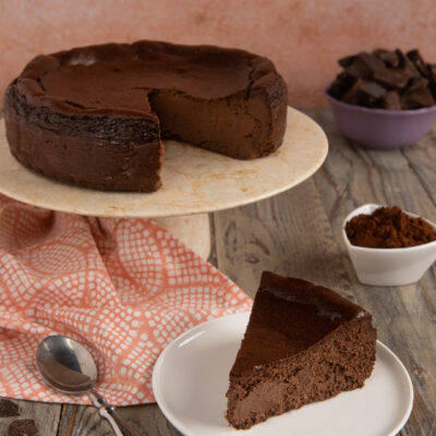 La cheesecake basca al cioccolato è un dolce goloso a base di formaggio e cioccolato, che proprio come la classica cheesecake newyorkese prevede la cottura in forno, ma si distingue per l'assenza di una base di biscotti