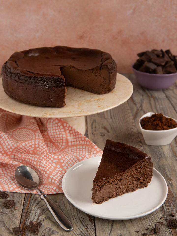 La cheesecake basca al cioccolato è un dolce goloso a base di formaggio e cioccolato, che proprio come la classica cheesecake newyorkese prevede la cottura in forno, ma si distingue per l'assenza di una base di biscotti