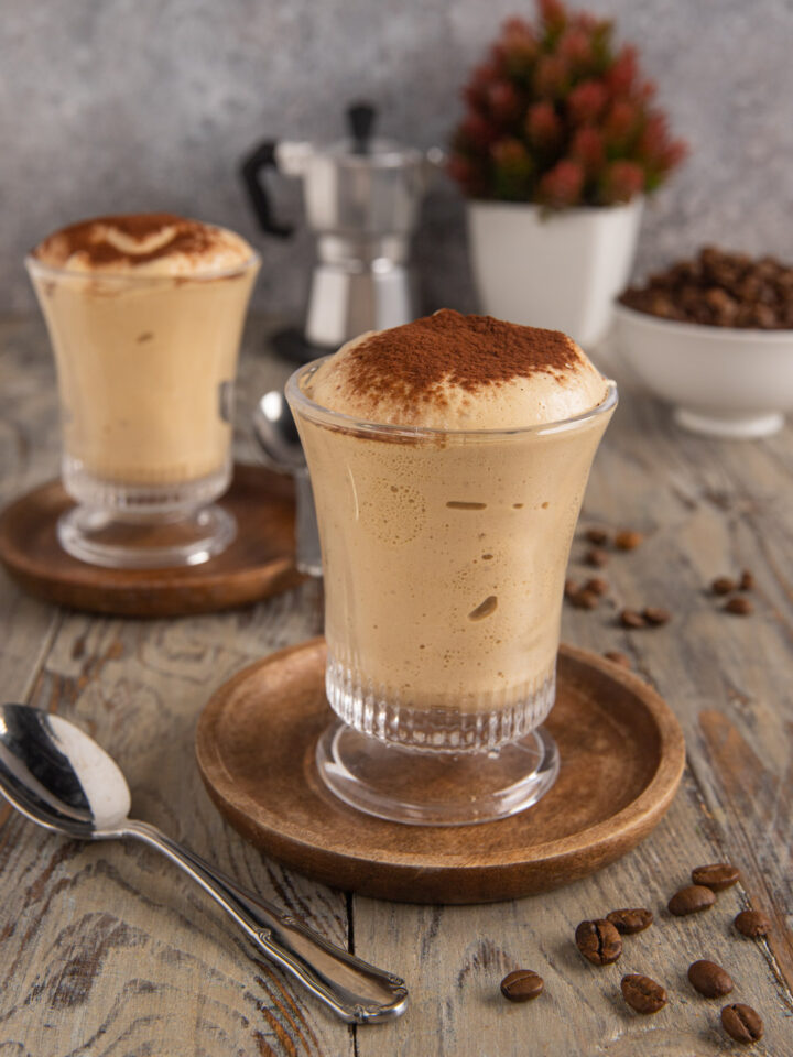 Un dolce al cucchiaio fresco e semplice, al gusto di caffè con una spolverata di cacao. Ideale per una pausa golosa o come fine pasto nella bella stagione
