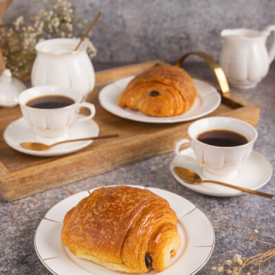 Un dolce lievitato che eleva ad alta pasticceria il classico "pane e cioccolato" grazie all'utilizzo della pasta croissant