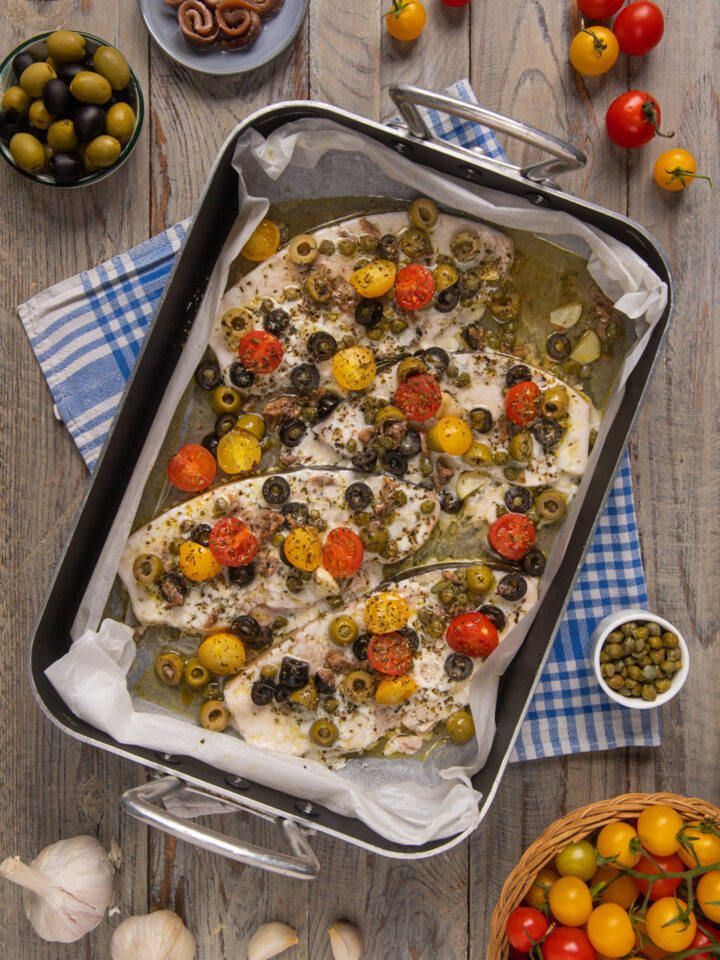 Un secondo piatto di mare dal gusto delicato, con tutti i colori e gli aromi tipici del Mediterraneo. L'ideale per sentirsi subito in vacanza!