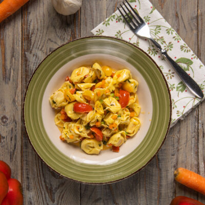 I tortellini al crudo con verdure alle erbe e stracchino sono un primo piatto di pasta ripiena colorato, primaverile e delizioso, con tante verdure e una vellutata crema al formaggio
