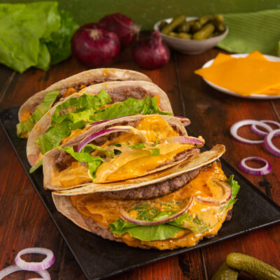 Il Big Mac Tacos è l'incrocio tex mex tra due dei più celebri street food d'Oltreoceano: i tacos e l'hamburger con carne macinata, formaggio cheddar, cipolla, lattuga e salsa a base di maionese