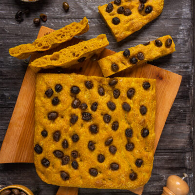 La focaccia gold è un lievitato fragrante e delizioso, che deve il suo nome all'aggiunta della curcuma che le conferisce una colorazione ambrata. Il tocco in più? Le olive in superficie!