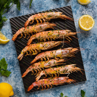 I gamberoni al forno sono un secondo piatto raffinato e scenografico, ma anche semplice e veloce da preparare e capace di portare in tavola tutto il profumo del mare.