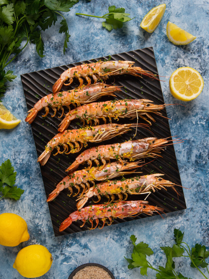 I gamberoni al forno sono un secondo piatto raffinato e scenografico, ma anche semplice e veloce da preparare e capace di portare in tavola tutto il profumo del mare.