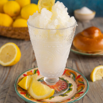 Un dessert fresco, estivo e semplicissimo da preparare con soli tre ingredienti: acqua, zucchero e succo di limone!