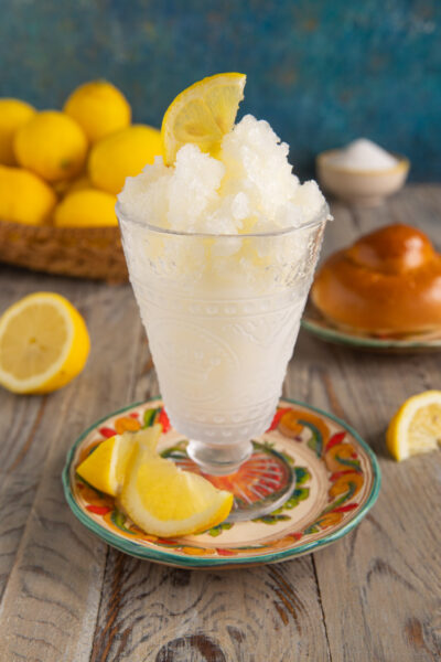 Un dessert fresco, estivo e semplicissimo da preparare con soli tre ingredienti: acqua, zucchero e succo di limone!