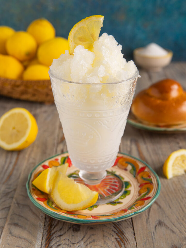 Un dessert fresco, estivo e semplicissimo da preparare con soli tre ingredienti: acqua, zucchero e succo di limone!