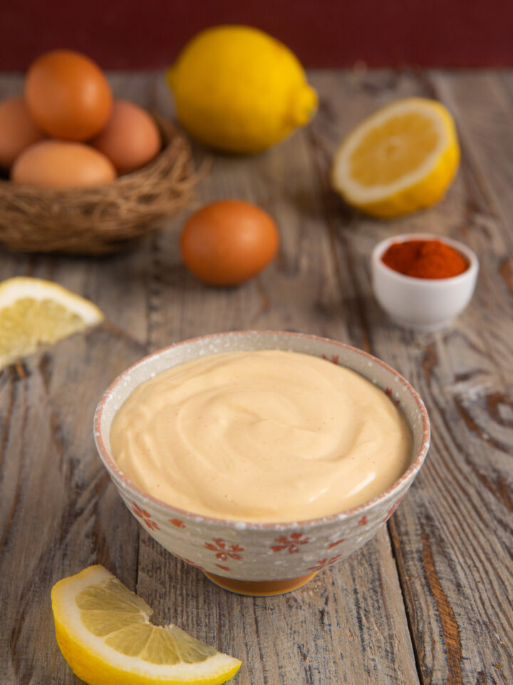 La maionese con uova sode è una rivisitazione della classica ricetta di una delle salse più celebri al mondo, che consente di saltare la pastorizzazione
