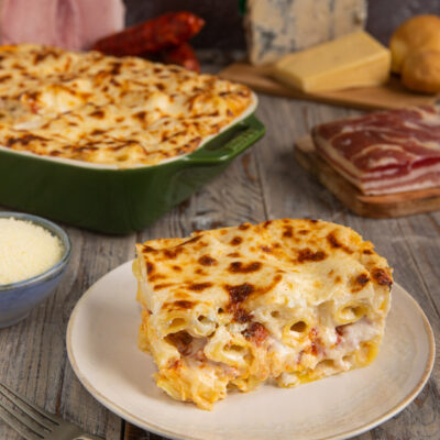 Una variante in bianco della celebre pasta al forno, nonché una valida alternativa alle classiche lasagne, che si prepara con formaggi, salumi e besciamella