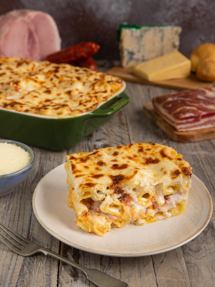 Una variante in bianco della celebre pasta al forno, nonché una valida alternativa alle classiche lasagne, che si prepara con formaggi, salumi e besciamella