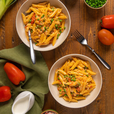 Le penne ai 7 peccati sono un primo piatto colorato e gustoso ma semplice da preparare, che prende il nome dagli ingredienti che contiene: pasta, piselli, pancetta, peperoni, pomodori, porro, peperoncino, panna, Parmigiano