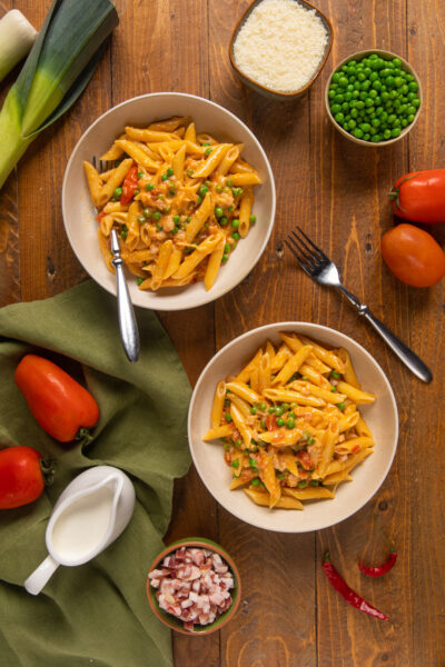 Le penne ai 7 peccati sono un primo piatto colorato e gustoso ma semplice da preparare, che prende il nome dagli ingredienti che contiene: pasta, piselli, pancetta, peperoni, pomodori, porro, peperoncino, panna, Parmigiano