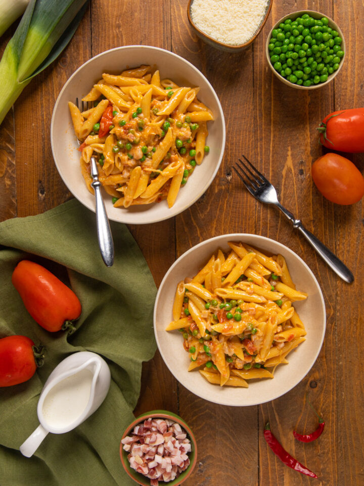 Le penne ai 7 peccati sono un primo piatto colorato e gustoso ma semplice da preparare, che prende il nome dagli ingredienti che contiene: pasta, piselli, pancetta, peperoni, pomodori, porro, peperoncino, panna, Parmigiano