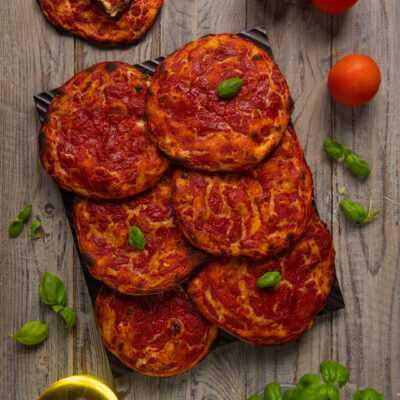La rivisitazione in versione ridotta e "crunchy" di uno dei piatti più iconici della cucina italiana: la pizza! In questo caso farcita solo con pomodoro, aglio, olio e basilico