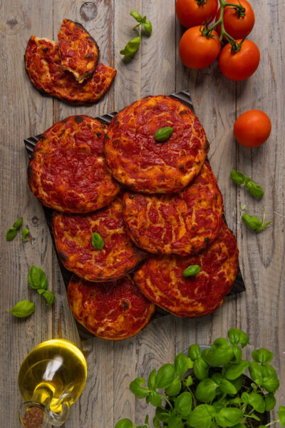 La rivisitazione in versione ridotta e "crunchy" di uno dei piatti più iconici della cucina italiana: la pizza! In questo caso farcita solo con pomodoro, aglio, olio e basilico