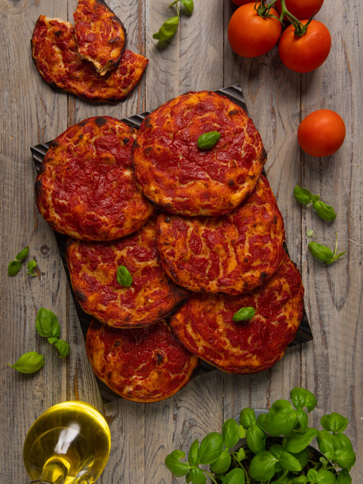 La rivisitazione in versione ridotta e "crunchy" di uno dei piatti più iconici della cucina italiana: la pizza! In questo caso farcita solo con pomodoro, aglio, olio e basilico