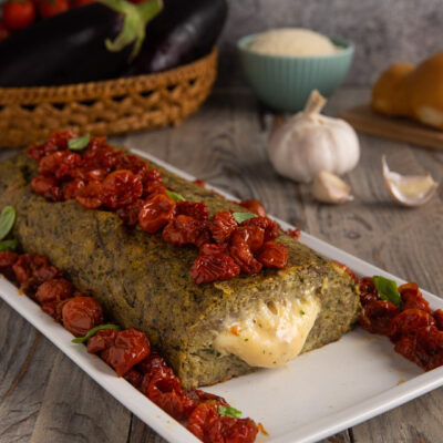 Il polpettone di melanzane, con il suo cuore filante di provola affumicata, è un secondo piatto adatto a tutte le stagioni, che rappresenta una valida alternativa vegetariana ai più tradizionali arrosti o arrotolati di carne