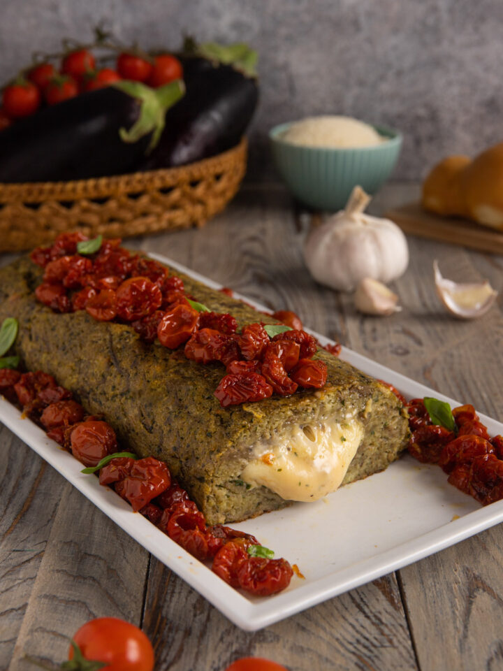 Il polpettone di melanzane, con il suo cuore filante di provola affumicata, è un secondo piatto adatto a tutte le stagioni, che rappresenta una valida alternativa vegetariana ai più tradizionali arrosti o arrotolati di carne