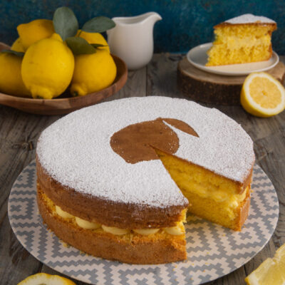 Un dolce semplice composto da una torta leggera come un pan di Spagna incontra l'avvolgenza della crema pasticcera profumata al limone