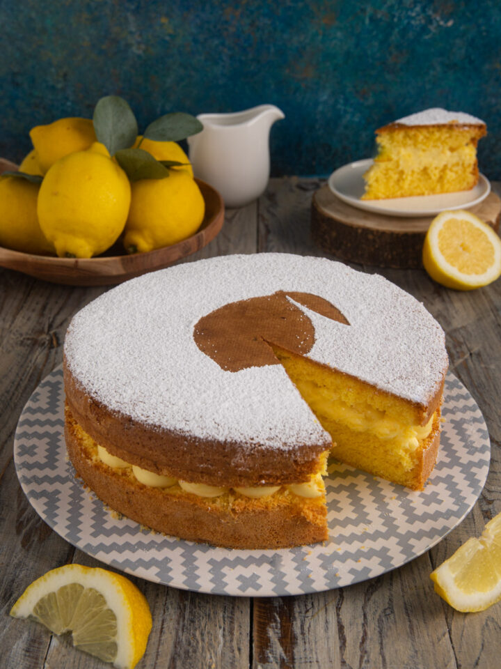 Un dolce semplice composto da una torta leggera come un pan di Spagna incontra l'avvolgenza della crema pasticcera profumata al limone
