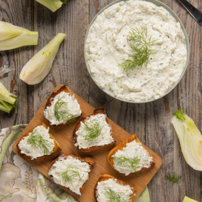 Lo tzaziki di finocchi è una variante della tradizionale salsa greca a base di cetrioli, yogurt greco, olio e aglio. Ideale come antipasto o come accompagnamento per carne e pesce arrostiti