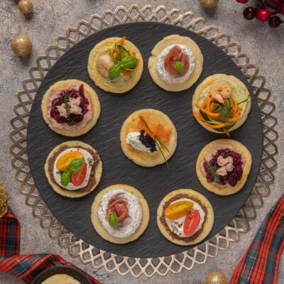 Un antipasto di origine russa, composto da piccoli pancakes dal sapore neutro con diverse farciture colorate