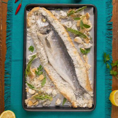 Il branzino al sale è un secondo piatto di mare semplice e leggero, che prevede la cottura in forno sotto una crosta di sale e consente di gustare il pesce in tutto il suo gusto naturale evitando che le carni si asciughino troppo