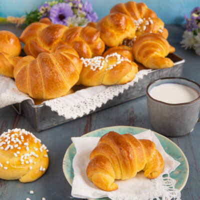 Le brioches sono un lievitato soffice a base di farina, uova e burro, che si trasforma in una presenza immancabile nella colazione all'italiana