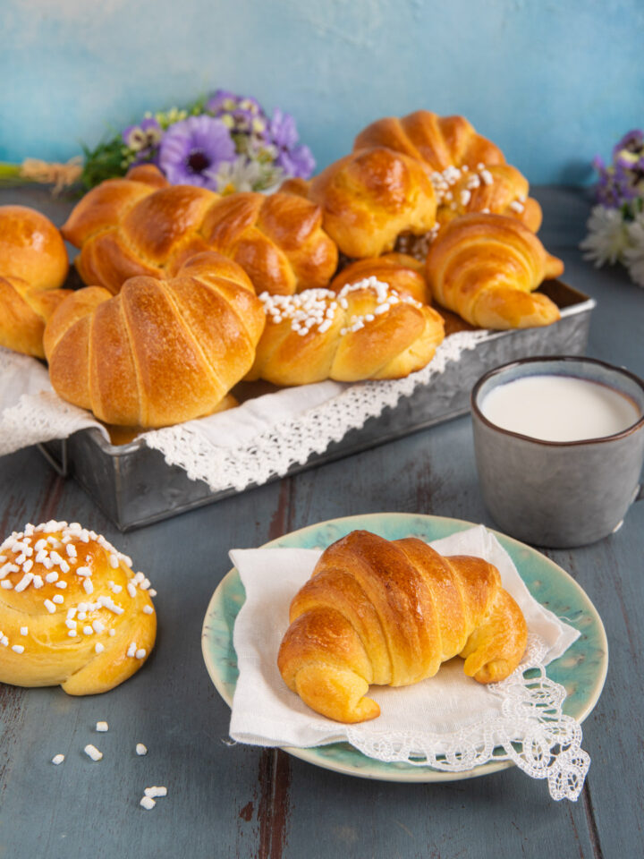 Le brioches sono un lievitato soffice a base di farina, uova e burro, che si trasforma in una presenza immancabile nella colazione all'italiana