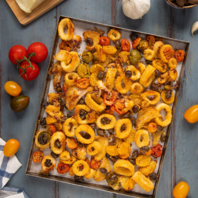 Un secondo piatto di pesce semplicissimo da preparare e con tutto il gusto del mediterraneo, con calamari, olive e pomodorini