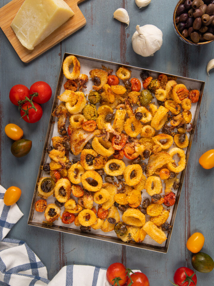 Un secondo piatto di pesce semplicissimo da preparare e con tutto il gusto del mediterraneo, con calamari, olive e pomodorini