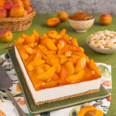 Un dolce fresco, ideale per la bella stagione con base di biscotti e mandorle, crema di formaggio e albicocche in tre consistenze