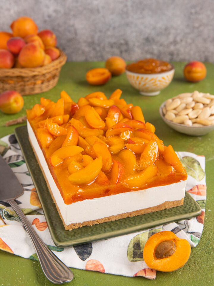 Un dolce fresco, ideale per la bella stagione con base di biscotti e mandorle, crema di formaggio e albicocche in tre consistenze