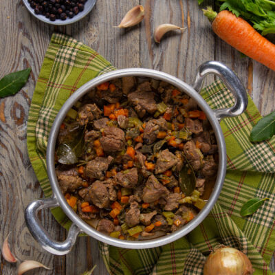 Il cinghiale in umido è un secondo piatto corposo e dal gusto intenso, che prevede una lunga marinatura nel vino bianco aromatizzato con spezie ed erbe e una cottura dolce sul fuoco