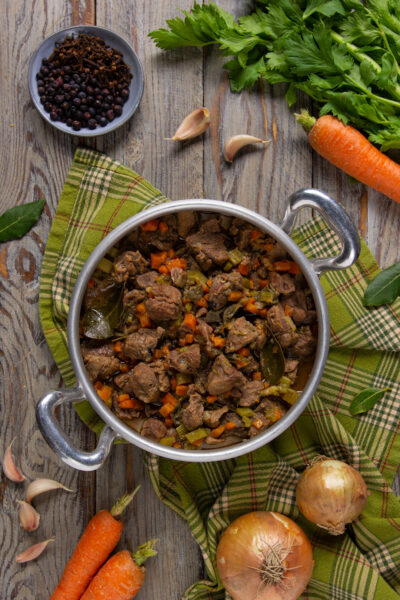 Il cinghiale in umido è un secondo piatto corposo e dal gusto intenso, che prevede una lunga marinatura nel vino bianco aromatizzato con spezie ed erbe e una cottura dolce sul fuoco
