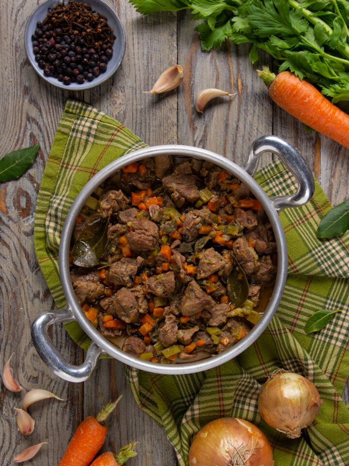 Il cinghiale in umido è un secondo piatto corposo e dal gusto intenso, che prevede una lunga marinatura nel vino bianco aromatizzato con spezie ed erbe e una cottura dolce sul fuoco