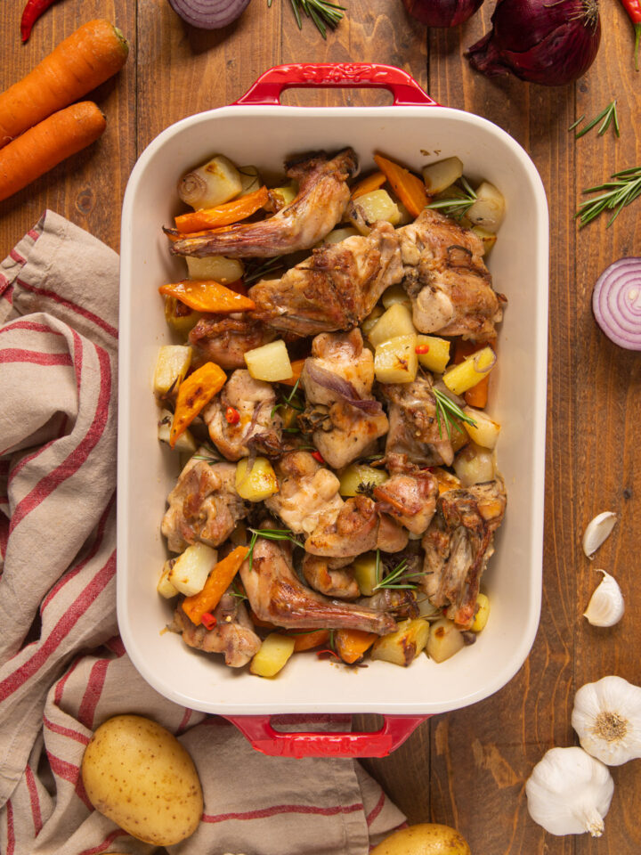 Coniglio, cipolle, carote, patate e il calore del forno: il risultato è un piatto semplice, dal sapore delicato ma anche molto soddisfacente