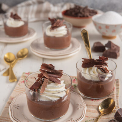 Un dolce al cucchiaio ideale per gli amanti del cioccolato. Con un topping di panna montata e riccioli di cioccolato fondente