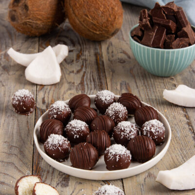 Deliziose praline con un cuore al cocco e una deliziosa copertura di glassa al cioccolato e granella di nocciole