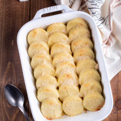 Gli gnocchi alla romana sono dischi di semolino cotto nel latte, raffreddato, coppato e poi condito con burro e formaggio e gratinato in forno