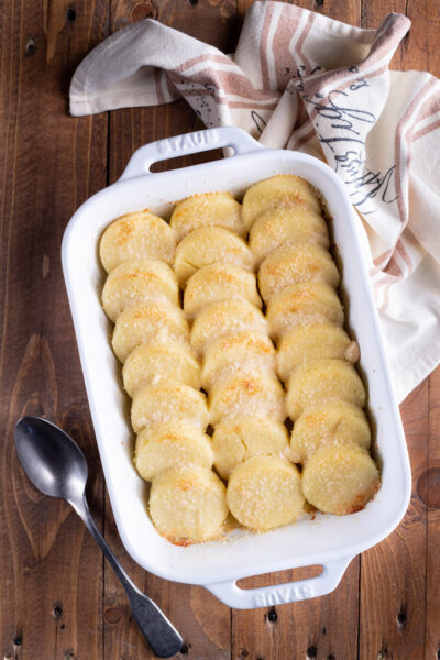 Gli gnocchi alla romana sono dischi di semolino cotto nel latte, raffreddato, coppato e poi condito con burro e formaggio e gratinato in forno