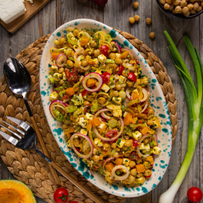Ceci, feta, cipolla, peperoni, pomodorini ed erbe aromatiche: il risultato è una fresca insalata estiva adatta a tutte le occasioni