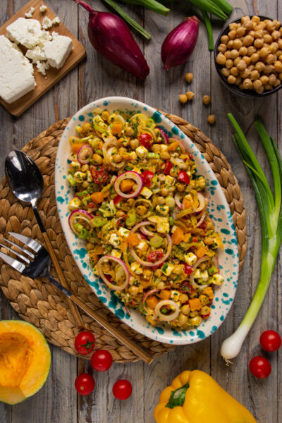 Ceci, feta, cipolla, peperoni, pomodorini ed erbe aromatiche: il risultato è una fresca insalata estiva adatta a tutte le occasioni