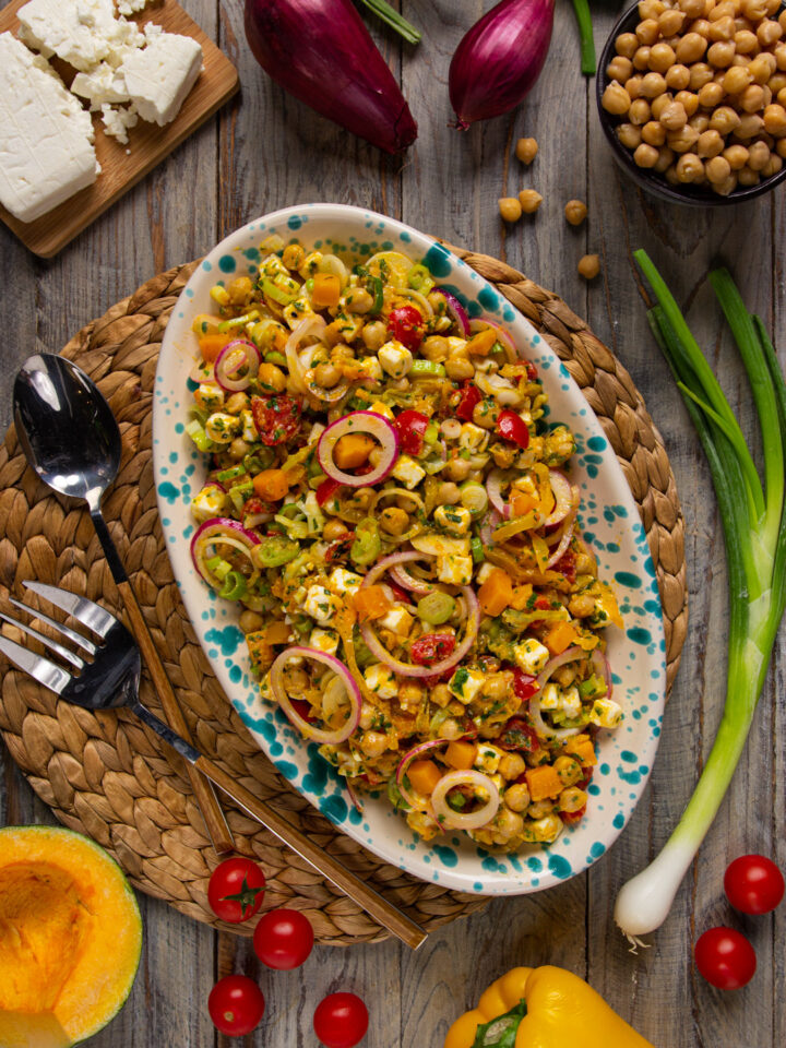 Ceci, feta, cipolla, peperoni, pomodorini ed erbe aromatiche: il risultato è una fresca insalata estiva adatta a tutte le occasioni