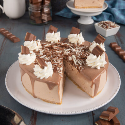 La Kinder cheesecake è un dolce fresco e goloso, a base di biscotti, mascarpone, latte condensato, panna e cioccolato (bianco e nero)