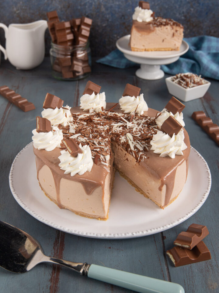 La Kinder cheesecake è un dolce fresco e goloso, a base di biscotti, mascarpone, latte condensato, panna e cioccolato (bianco e nero)