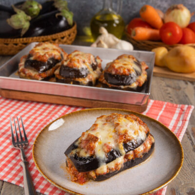 Le lasagne di melanzane sono una rivisitazione della classica ricetta con pasta fresca all'uovo e ragù alla bolognese, farcite con provola affumicata in alternativa alla besciamella